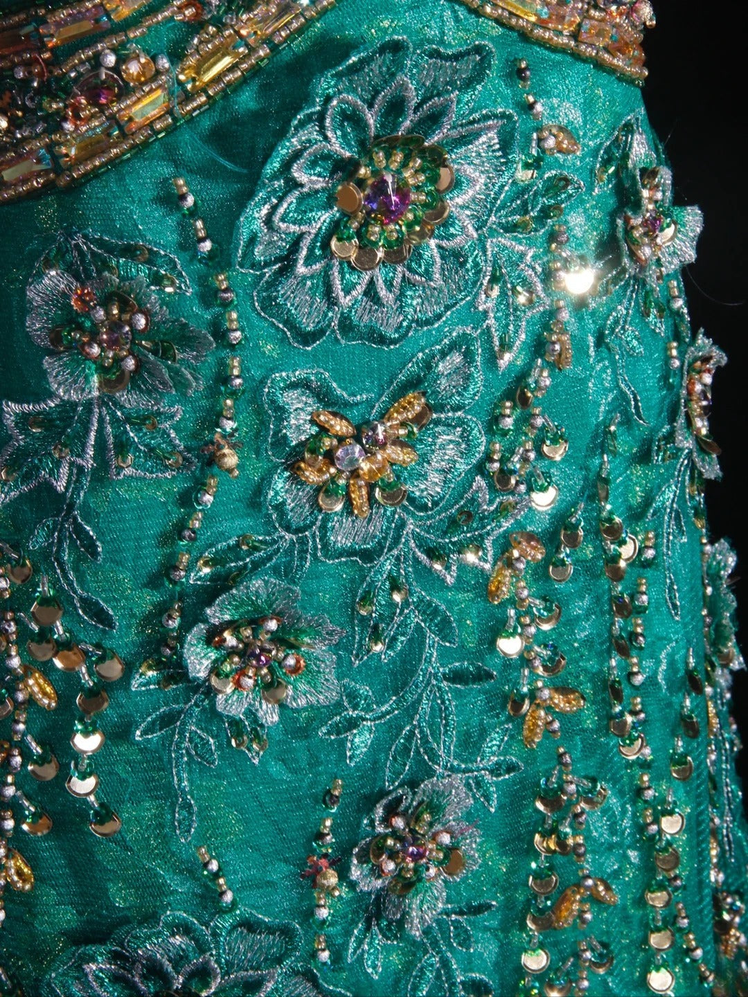 Robe de bal longue vintage années 1950, coupe trapèze, bustier cœur, en tulle vert orné de perles. Inspiration pour une tenue de 20e anniversaire. Robe de soirée AS302