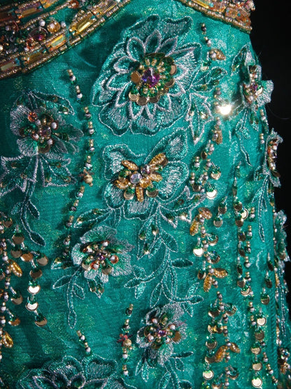 Robe de bal longue vintage années 1950, coupe trapèze, bustier cœur, en tulle vert orné de perles. Inspiration pour une tenue de 20e anniversaire. Robe de soirée AS302