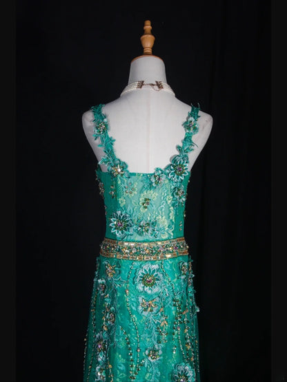 Robe de bal longue vintage années 1950, coupe trapèze, bustier cœur, en tulle vert orné de perles. Inspiration pour une tenue de 20e anniversaire. Robe de soirée AS302