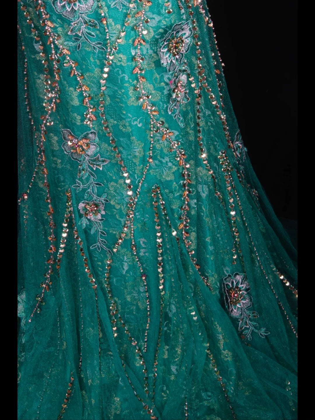 Robe de bal longue vintage années 1950, coupe trapèze, bustier cœur, en tulle vert orné de perles. Inspiration pour une tenue de 20e anniversaire. Robe de soirée AS302