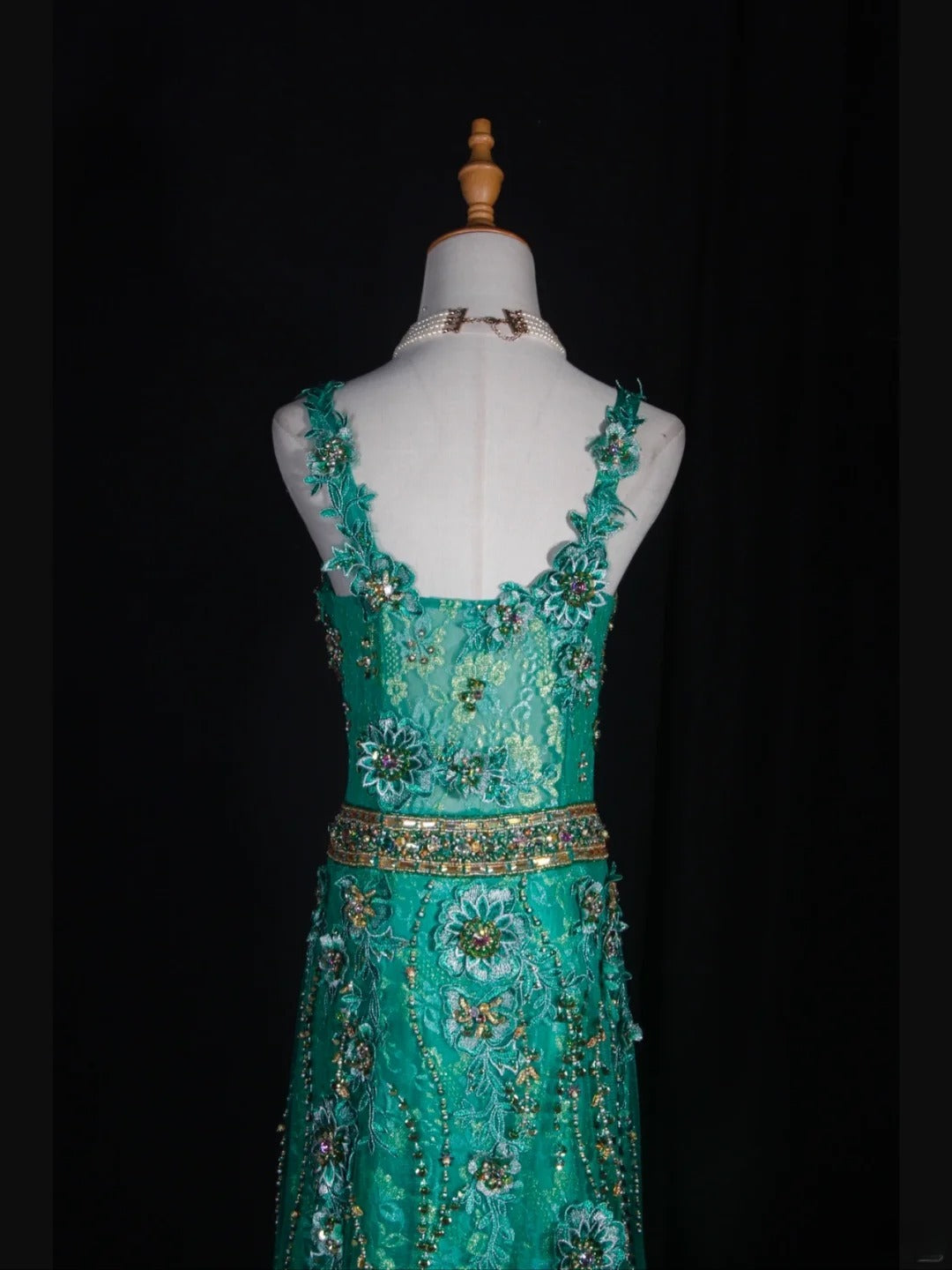 Robe de bal longue vintage années 1950, coupe trapèze, bustier cœur, en tulle vert orné de perles. Inspiration pour une tenue de 20e anniversaire. Robe de soirée AS302