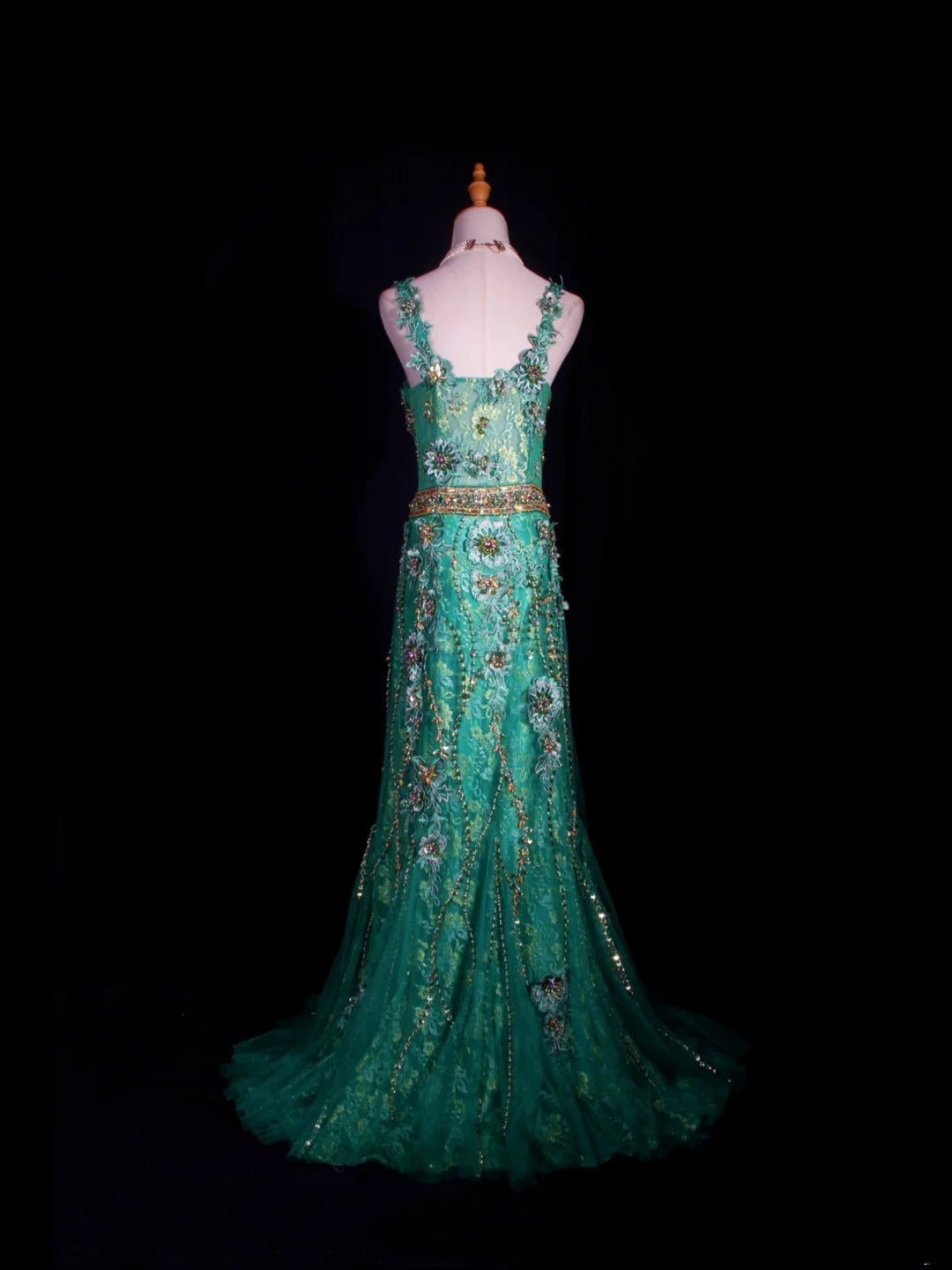 Robe de bal longue vintage années 1950, coupe trapèze, bustier cœur, en tulle vert orné de perles. Inspiration pour une tenue de 20e anniversaire. Robe de soirée AS302