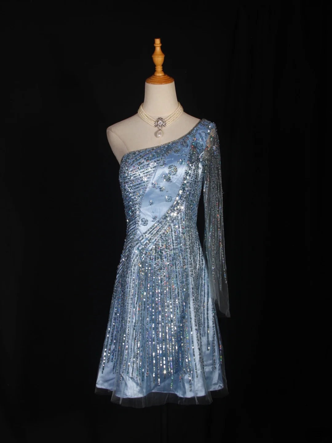 Retro-Kleid im Stil der 1950er Jahre: Kurzes, hellblaues Satin-Kleid in A-Linie mit One-Shoulder-Schnitt, ideal für den 16. Geburtstag oder als Abschlussballkleid (Modell AS303).