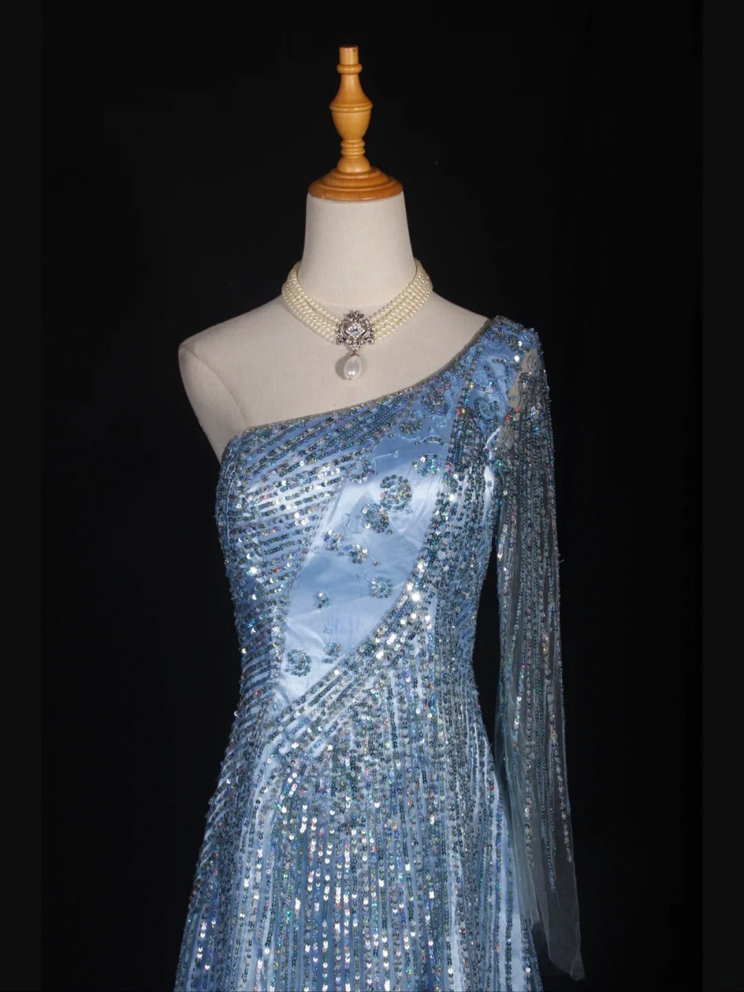 Retro-Kleid im Stil der 1950er Jahre: Kurzes, hellblaues Satin-Kleid in A-Linie mit One-Shoulder-Schnitt, ideal für den 16. Geburtstag oder als Abschlussballkleid (Modell AS303).