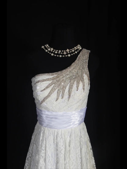 Robe de mariée rétro années 50, coupe trapèze asymétrique, ornée de perles argentées et de dentelle, tailles petites et grandes, idéale pour un mariage civil ou une cérémonie à la plage (AS304).