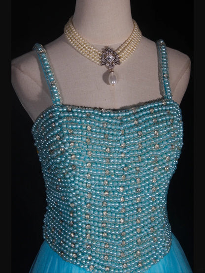 Vintage A-Linien-Abendkleid im 90er-Jahre-Stil mit Spaghettiträgern, blauem Tüll und Perlen – Inspiration für das Outfit zum 20. Geburtstag – Abendkleid AS314