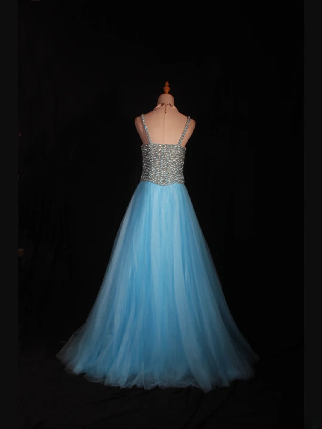 Vintage A-Linien-Abendkleid im 90er-Jahre-Stil mit Spaghettiträgern, blauem Tüll und Perlen – Inspiration für das Outfit zum 20. Geburtstag – Abendkleid AS314