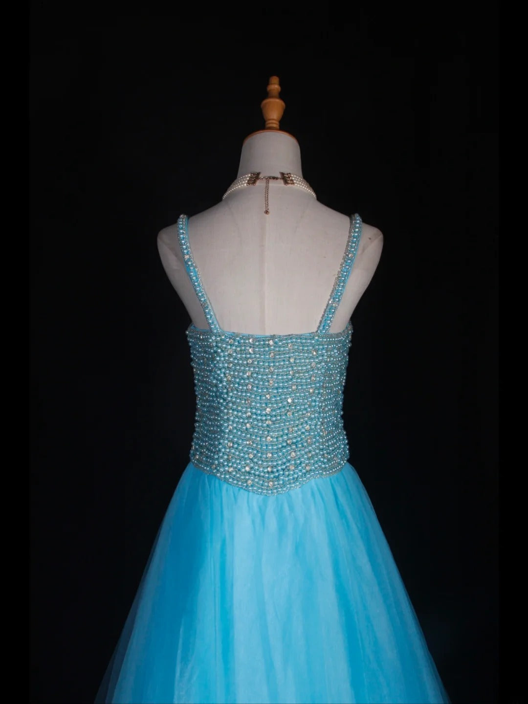 Vintage A-Linien-Abendkleid im 90er-Jahre-Stil mit Spaghettiträgern, blauem Tüll und Perlen – Inspiration für das Outfit zum 20. Geburtstag – Abendkleid AS314
