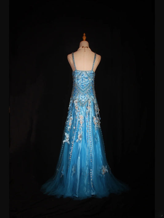 Robe de bal longue grande taille sirène années 70, bretelles spaghetti, corsage bleu et argent orné de perles, tulle. Idéale pour un 21e anniversaire. Modèle AS315.
