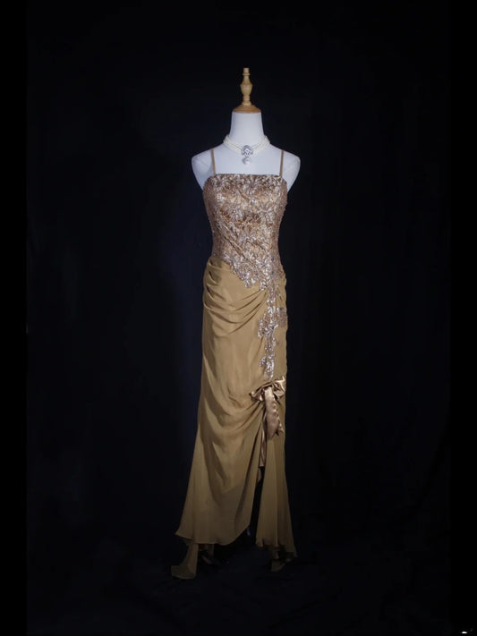 Robe de bal longue grande taille, style sirène années 70, bretelles spaghetti, corsage en dentelle dorée et perles. Idéale pour un 21e anniversaire. Modèle AS318.