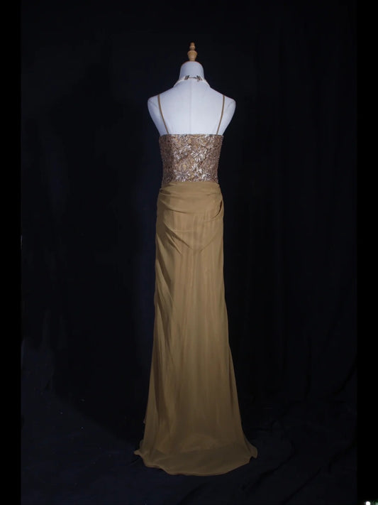Robe de bal longue grande taille, style sirène années 70, bretelles spaghetti, corsage en dentelle dorée et perles. Idéale pour un 21e anniversaire. Modèle AS318.