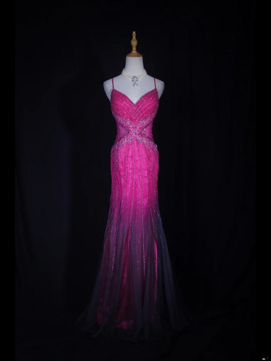 Robe de bal longue grande taille, style sirène années 2000, bretelles spaghetti, tulle rose fuchsia, corsage perlé. Idéale pour un 21e anniversaire. Référence AS320.