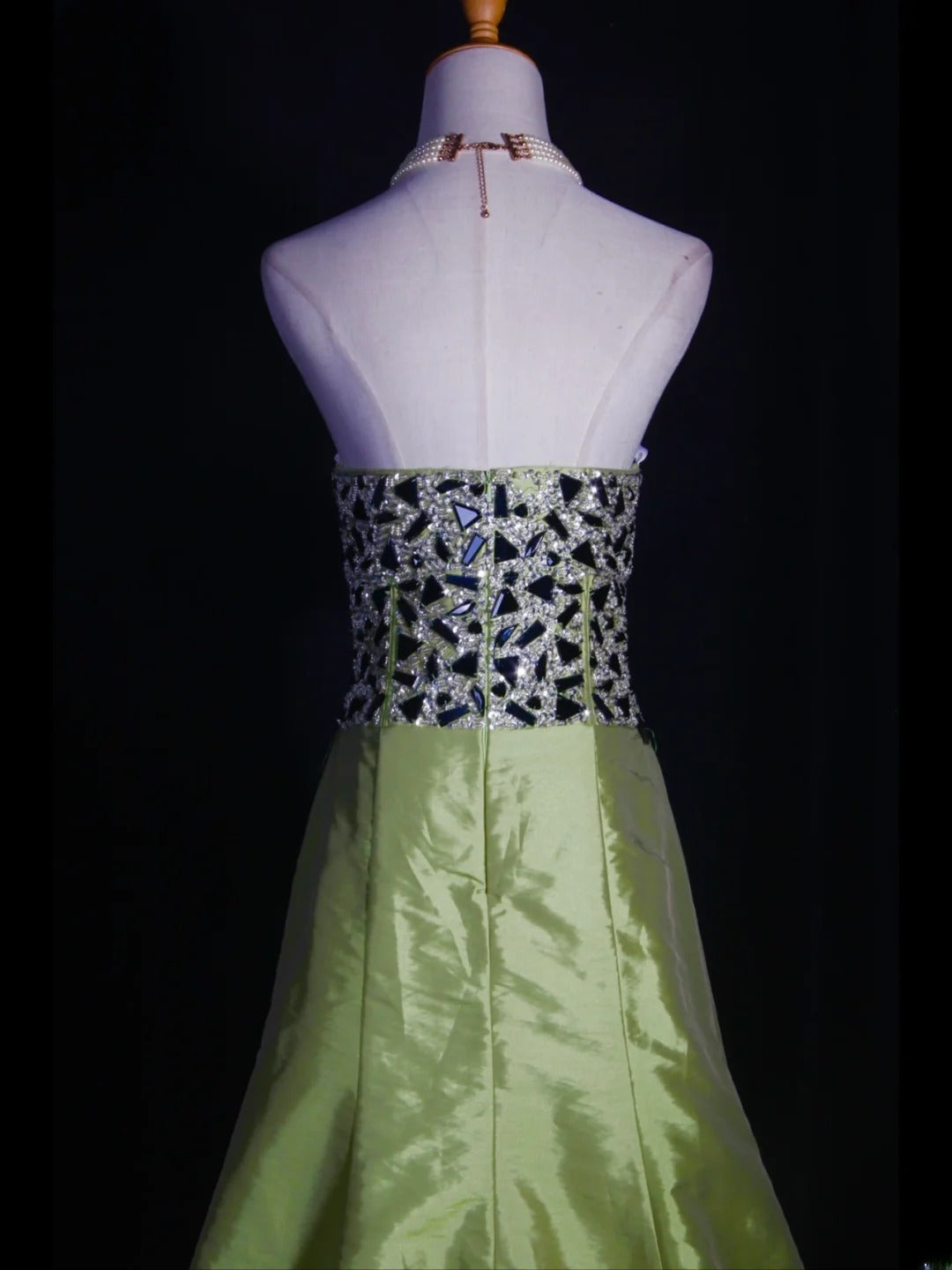 Retro-Abendkleid im 60er-Jahre-Stil: A-Linie, olivgrüner Taft mit silbernen Schmucksteinen, Inspiration für den 22. Geburtstag, formelles Abendkleid AS326