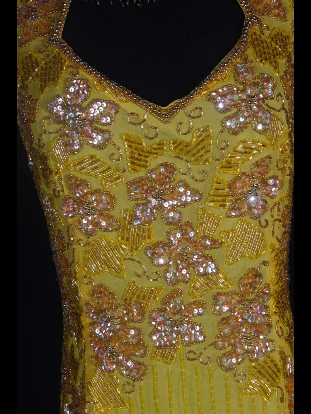 Robe de bal rétro années 60, fourreau, col montant, en mousseline jaune ornée de perles et de pierres précieuses - Inspiration pour une tenue de 22e anniversaire - Robe de soirée AS330