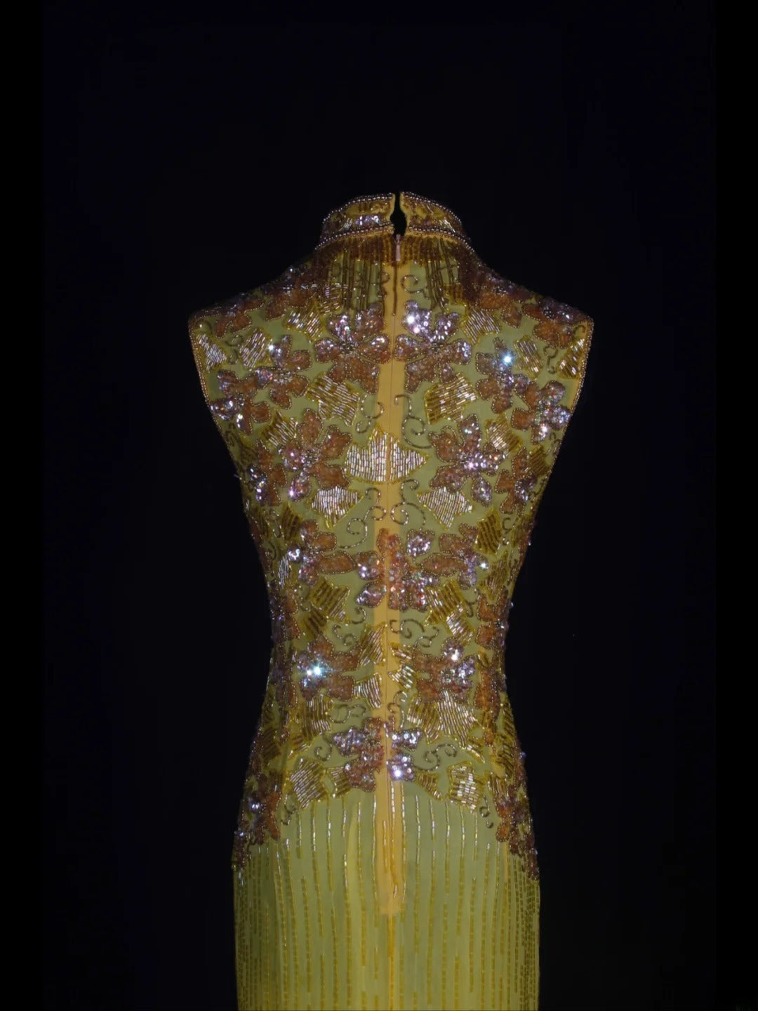 Robe de bal rétro années 60, fourreau, col montant, en mousseline jaune ornée de perles et de pierres précieuses - Inspiration pour une tenue de 22e anniversaire - Robe de soirée AS330