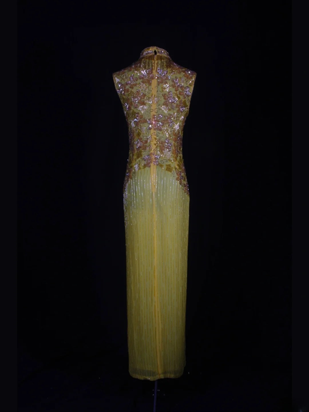 Robe de bal rétro années 60, fourreau, col montant, en mousseline jaune ornée de perles et de pierres précieuses - Inspiration pour une tenue de 22e anniversaire - Robe de soirée AS330