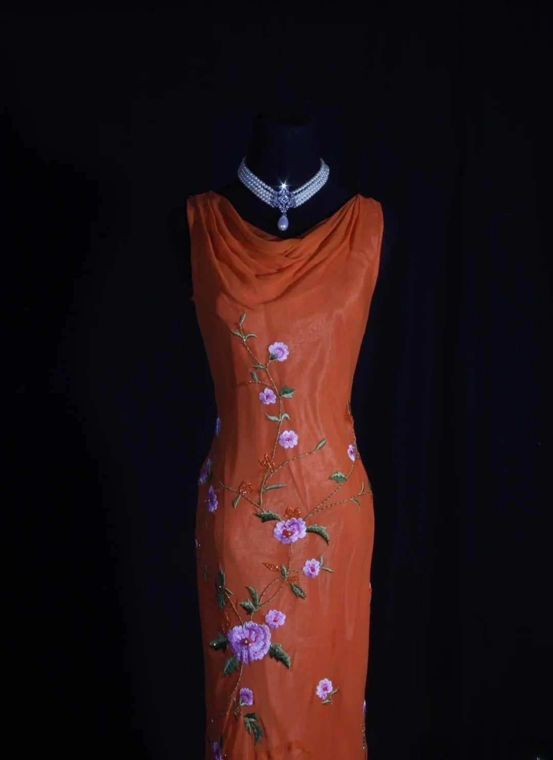 Robe de bal rétro années 60 en mousseline de soie organza avec broderies et perles, inspiration robe de soirée pour un 22e anniversaire AS337