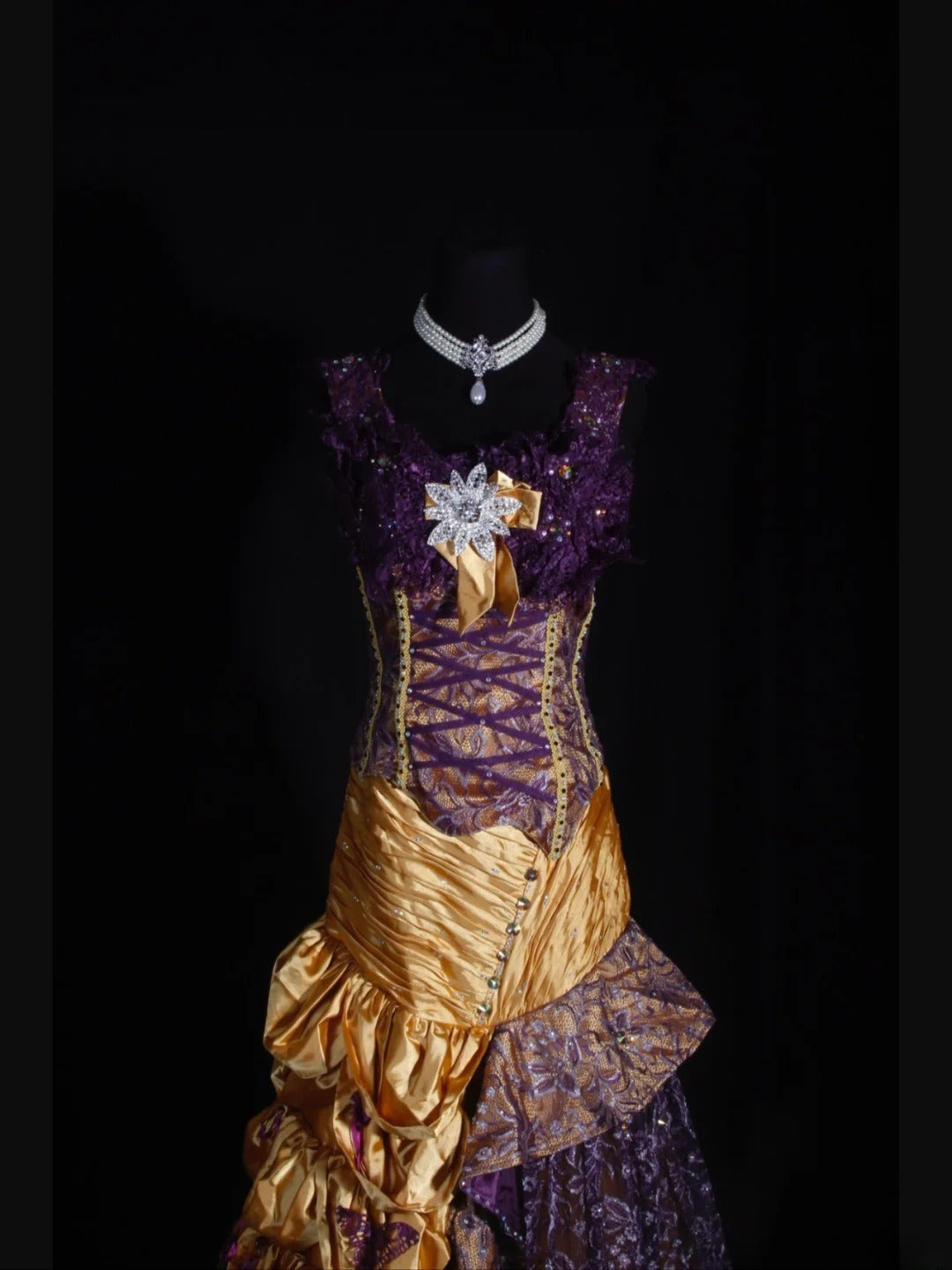 Robe de bal longue vintage sirène à col carré, ornée de perles appliquées, style années 1970. Inspiration pour une tenue de 19e anniversaire ou une robe de soirée (AS338).