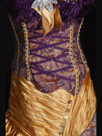 Robe de bal longue vintage sirène à col carré, ornée de perles appliquées, style années 1970. Inspiration pour une tenue de 19e anniversaire ou une robe de soirée (AS338).