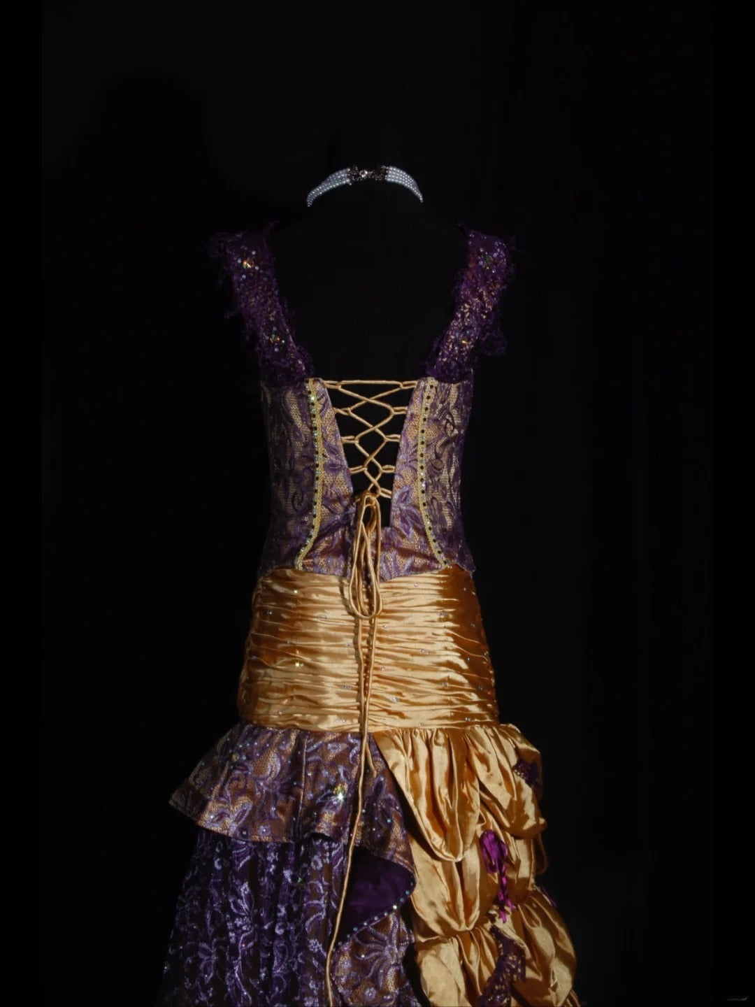 Robe de bal longue vintage sirène à col carré, ornée de perles appliquées, style années 1970. Inspiration pour une tenue de 19e anniversaire ou une robe de soirée (AS338).