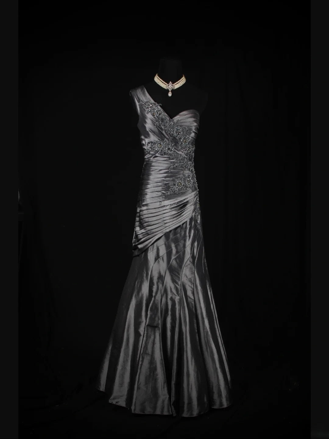 Robe de bal longue vintage sirène grise asymétrique des années 1970 avec corsage orné de perles appliquées. Inspiration pour une tenue de 19e anniversaire ou une robe de soirée (AS344).