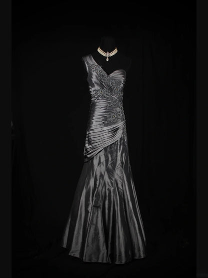 Robe de bal longue vintage sirène grise asymétrique des années 1970 avec corsage orné de perles appliquées. Inspiration pour une tenue de 19e anniversaire ou une robe de soirée (AS344).