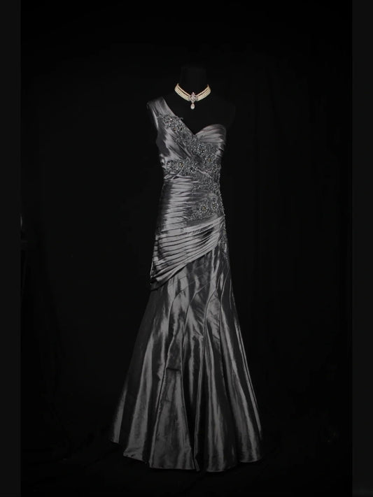 Robe de bal longue vintage sirène grise asymétrique des années 1970 avec corsage orné de perles appliquées. Inspiration pour une tenue de 19e anniversaire ou une robe de soirée (AS344).
