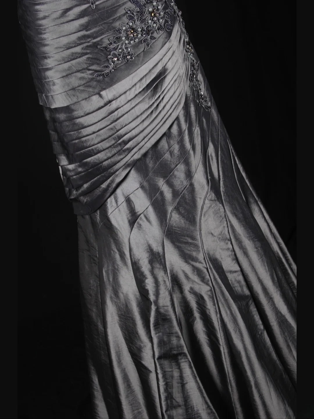 Robe de bal longue vintage sirène grise asymétrique des années 1970 avec corsage orné de perles appliquées. Inspiration pour une tenue de 19e anniversaire ou une robe de soirée (AS344).