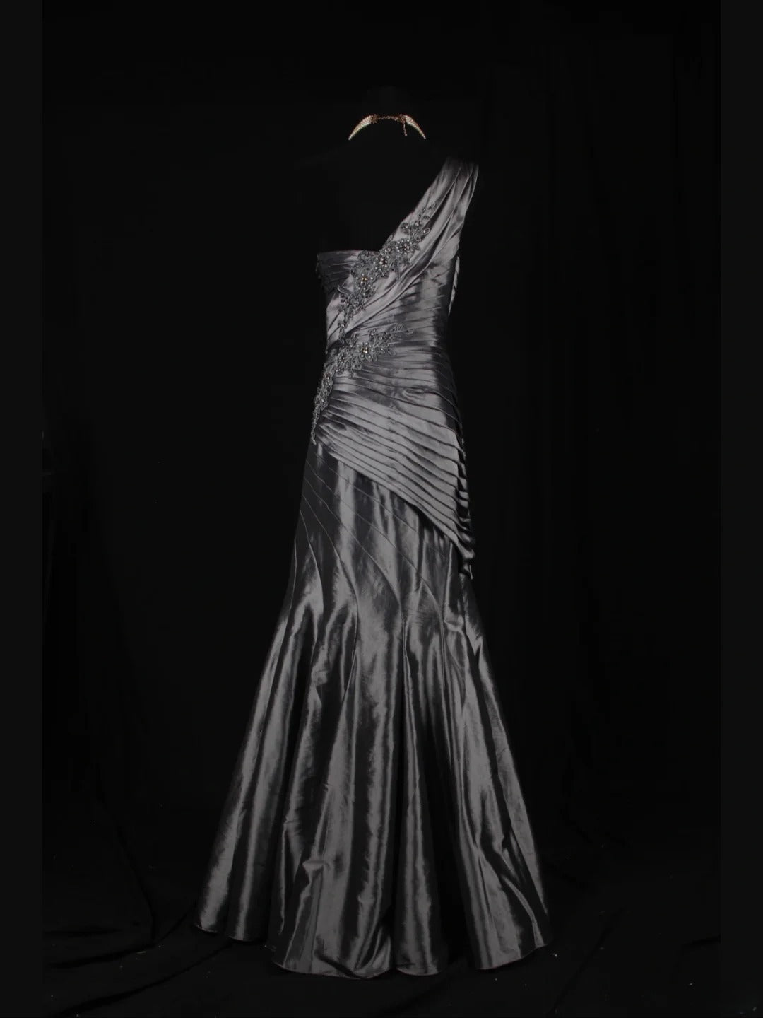 Robe de bal longue vintage sirène grise asymétrique des années 1970 avec corsage orné de perles appliquées. Inspiration pour une tenue de 19e anniversaire ou une robe de soirée (AS344).