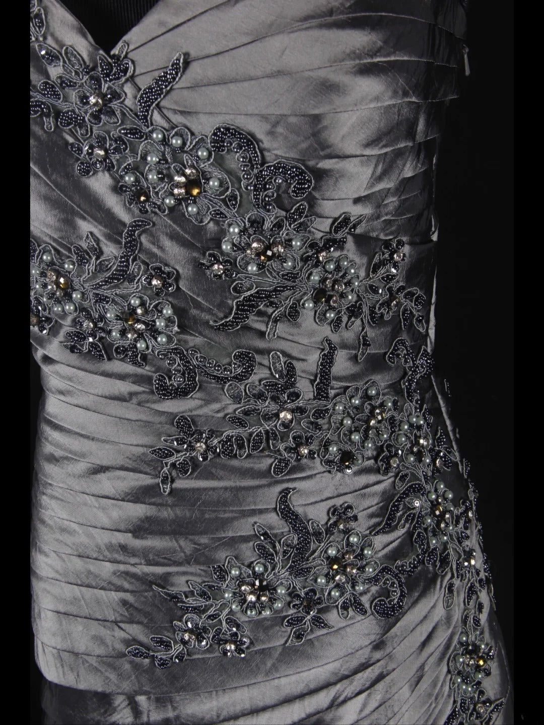 Robe de bal longue vintage sirène grise asymétrique des années 1970 avec corsage orné de perles appliquées. Inspiration pour une tenue de 19e anniversaire ou une robe de soirée (AS344).
