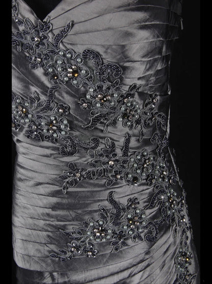 Robe de bal longue vintage sirène grise asymétrique des années 1970 avec corsage orné de perles appliquées. Inspiration pour une tenue de 19e anniversaire ou une robe de soirée (AS344).