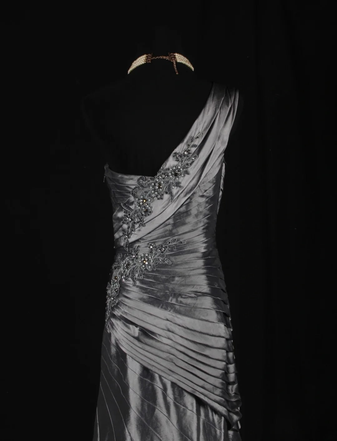Robe de bal longue vintage sirène grise asymétrique des années 1970 avec corsage orné de perles appliquées. Inspiration pour une tenue de 19e anniversaire ou une robe de soirée (AS344).