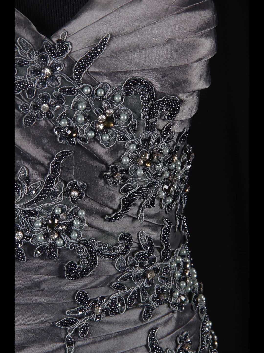 Robe de bal longue vintage sirène grise asymétrique des années 1970 avec corsage orné de perles appliquées. Inspiration pour une tenue de 19e anniversaire ou une robe de soirée (AS344).