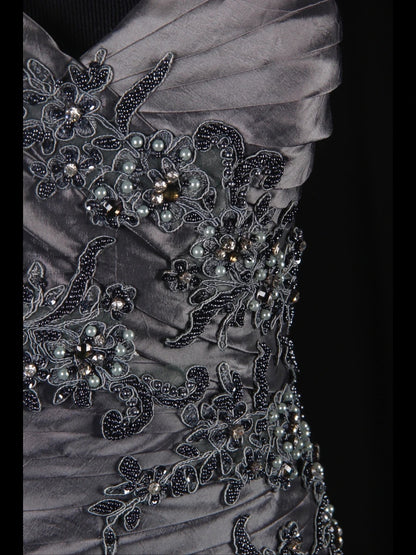 Robe de bal longue vintage sirène grise asymétrique des années 1970 avec corsage orné de perles appliquées. Inspiration pour une tenue de 19e anniversaire ou une robe de soirée (AS344).