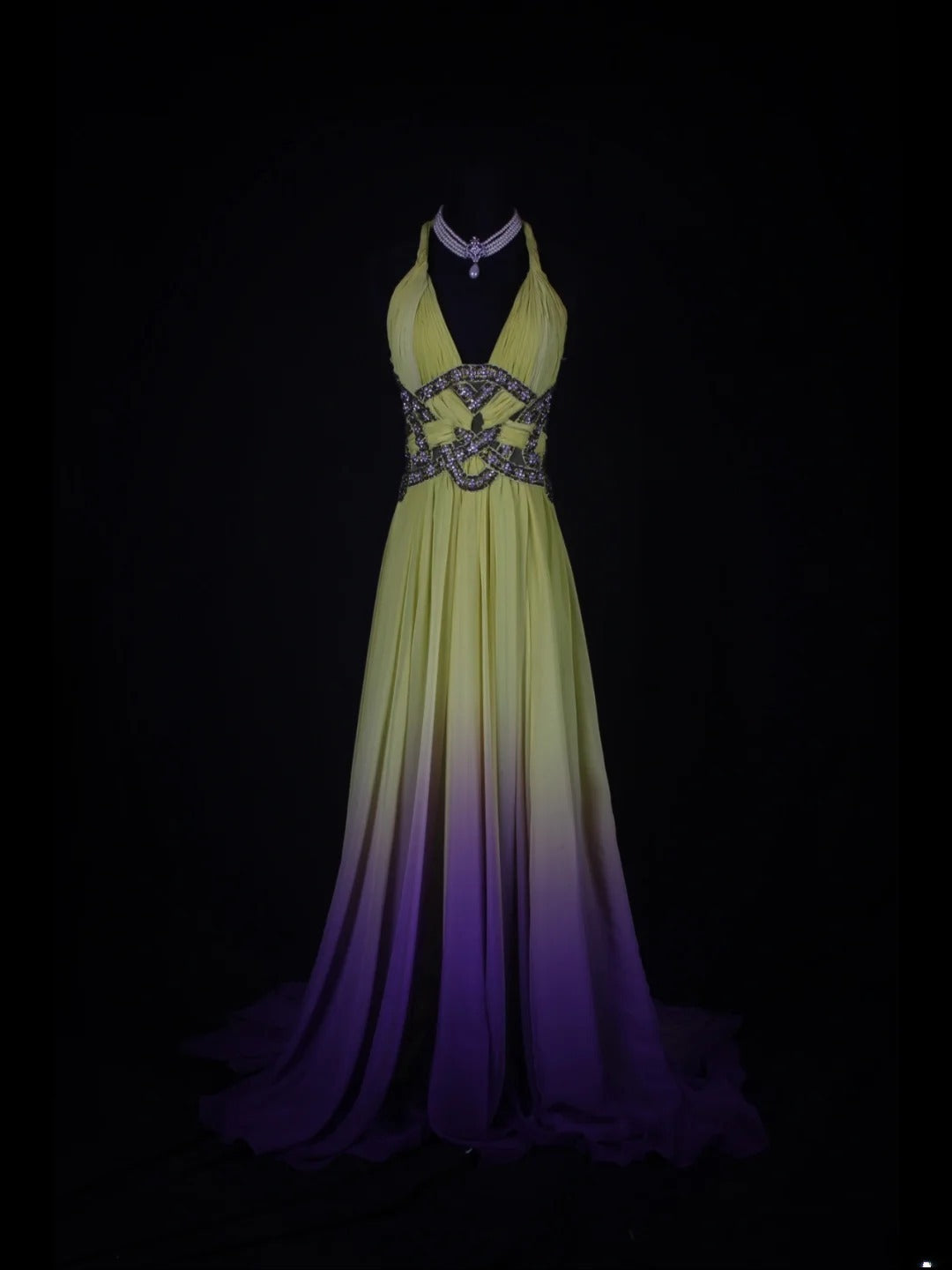 Vintage A-Linien-Abendkleid im 80er-Jahre-Stil mit Neckholder, gelb-traubenfarbenem Chiffon und Perlenbesatz, Rüschen und Perlenbesatz – Inspiration für Geburtstagsoutfits und festliche Abendkleider AS348