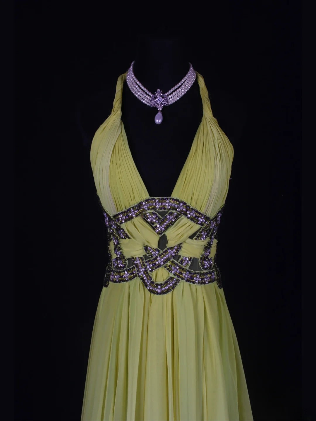 Vintage A-Linien-Abendkleid im 80er-Jahre-Stil mit Neckholder, gelb-traubenfarbenem Chiffon und Perlenbesatz, Rüschen und Perlenbesatz – Inspiration für Geburtstagsoutfits und festliche Abendkleider AS348