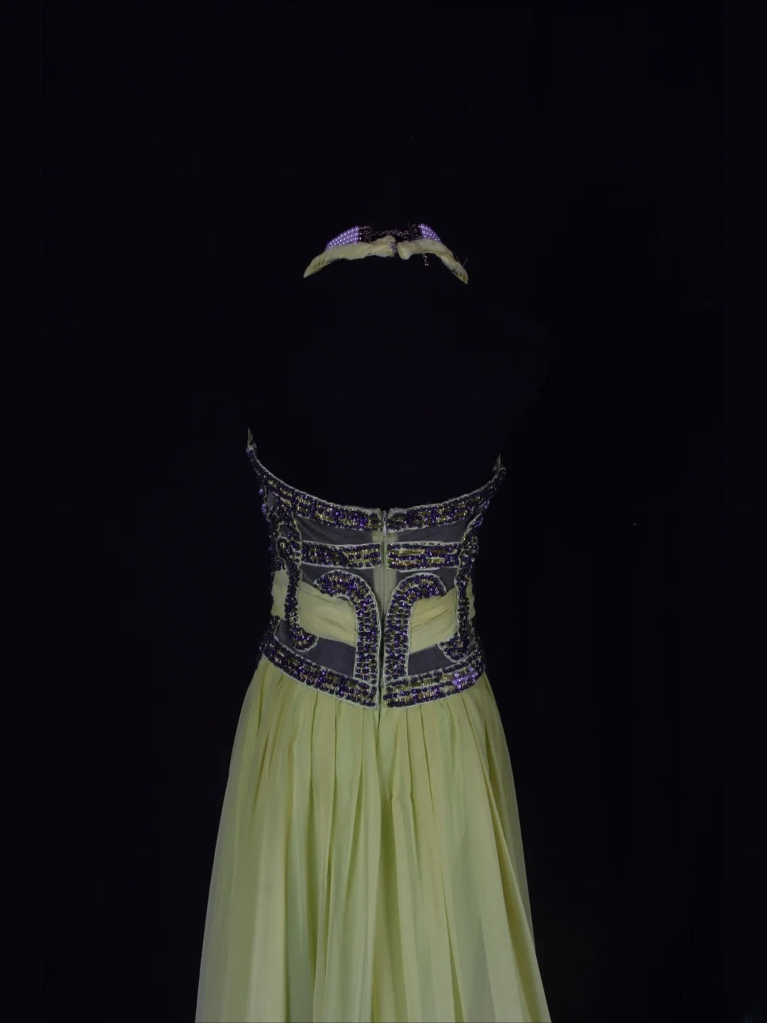 Vintage A-Linien-Abendkleid im 80er-Jahre-Stil mit Neckholder, gelb-traubenfarbenem Chiffon und Perlenbesatz, Rüschen und Perlenbesatz – Inspiration für Geburtstagsoutfits und festliche Abendkleider AS348