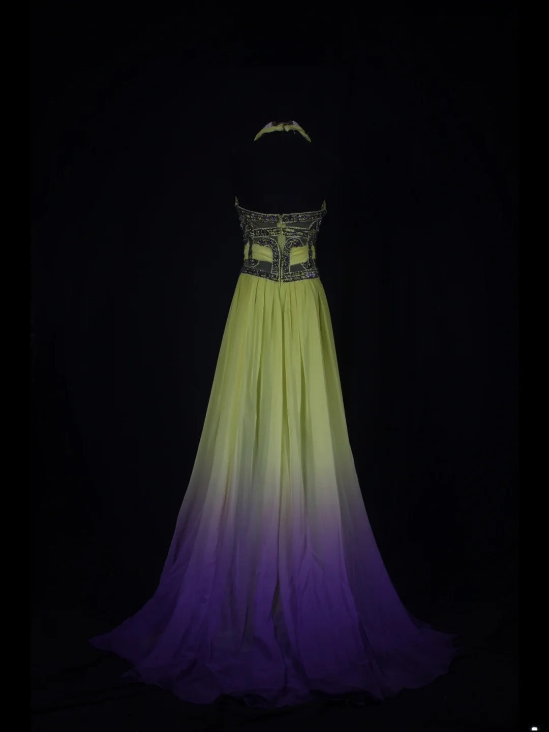 Vintage A-Linien-Abendkleid im 80er-Jahre-Stil mit Neckholder, gelb-traubenfarbenem Chiffon und Perlenbesatz, Rüschen und Perlenbesatz – Inspiration für Geburtstagsoutfits und festliche Abendkleider AS348