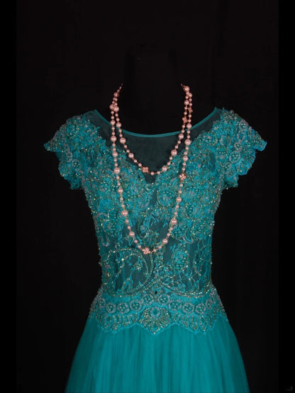 Retro-Abendkleid im 60er-Jahre-Stil: A-Linie, asymmetrischer Saum, Rundhalsausschnitt, blauer Tüll mit Perlen und Spitze – Inspiration für den 22. Geburtstag (AS351)