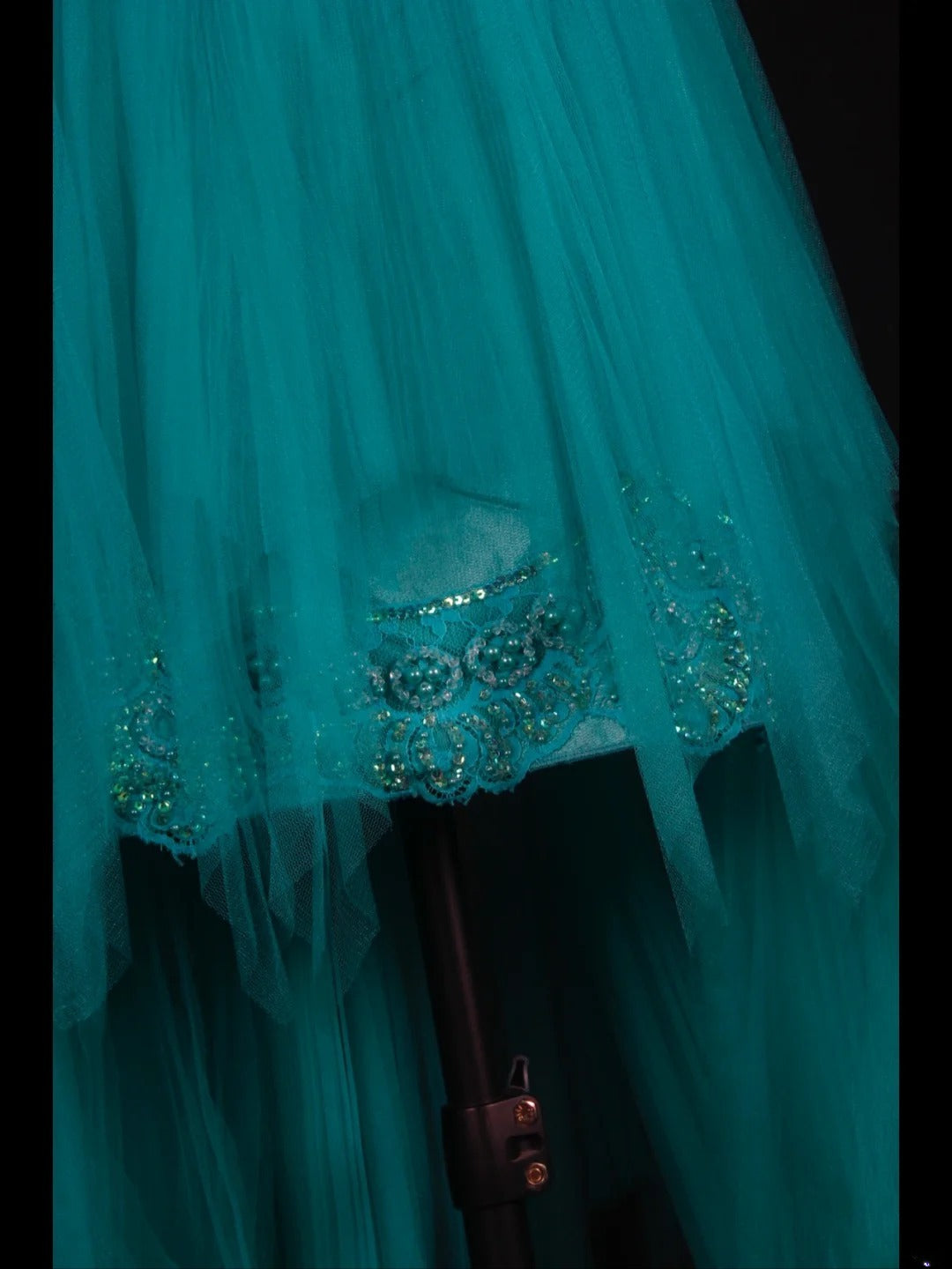 Retro-Abendkleid im 60er-Jahre-Stil: A-Linie, asymmetrischer Saum, Rundhalsausschnitt, blauer Tüll mit Perlen und Spitze – Inspiration für den 22. Geburtstag (AS351)