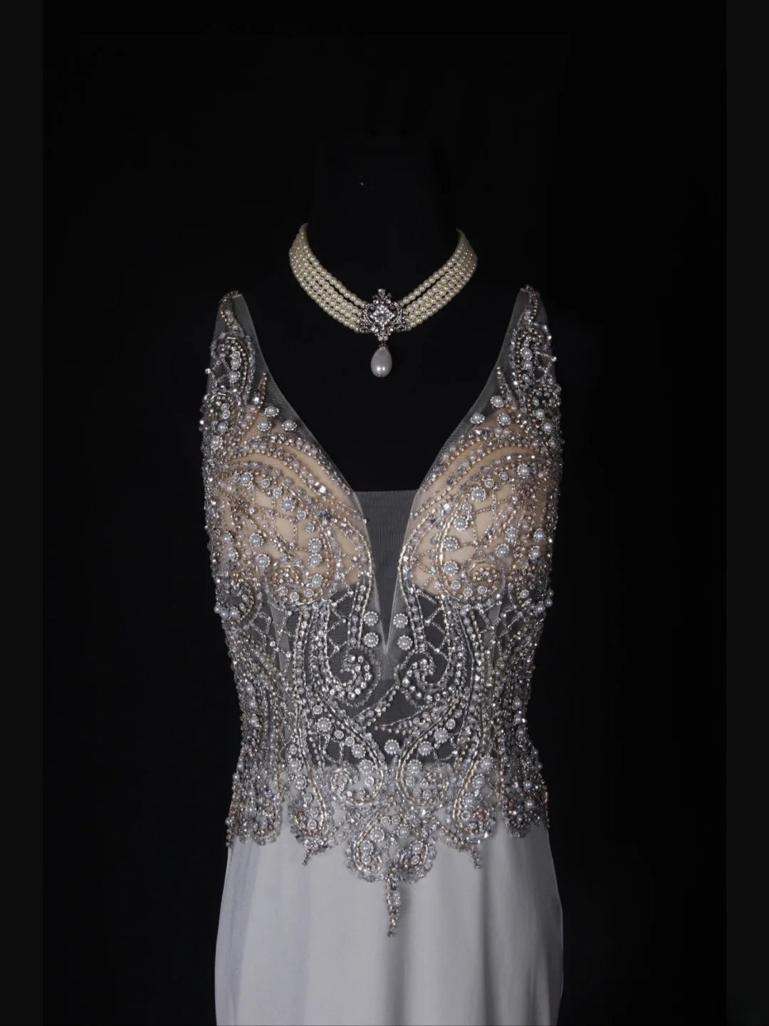 Vintage Meerjungfrauen-Abendkleid mit V-Ausschnitt, silberfarben, 1970er Jahre, mit silbernen Perlen am Oberteil, Inspiration für den 19. Geburtstag, formelles Abendkleid AS354