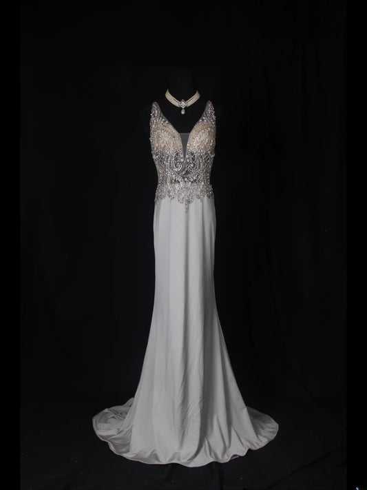 Robe de bal longue vintage sirène argentée à col en V, années 1970, ornée de perles argentées sur le corsage. Inspiration pour une tenue de 19e anniversaire ou une robe de soirée (AS354).