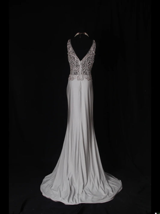Robe de bal longue vintage sirène argentée à col en V, années 1970, ornée de perles argentées sur le corsage. Inspiration pour une tenue de 19e anniversaire ou une robe de soirée (AS354).