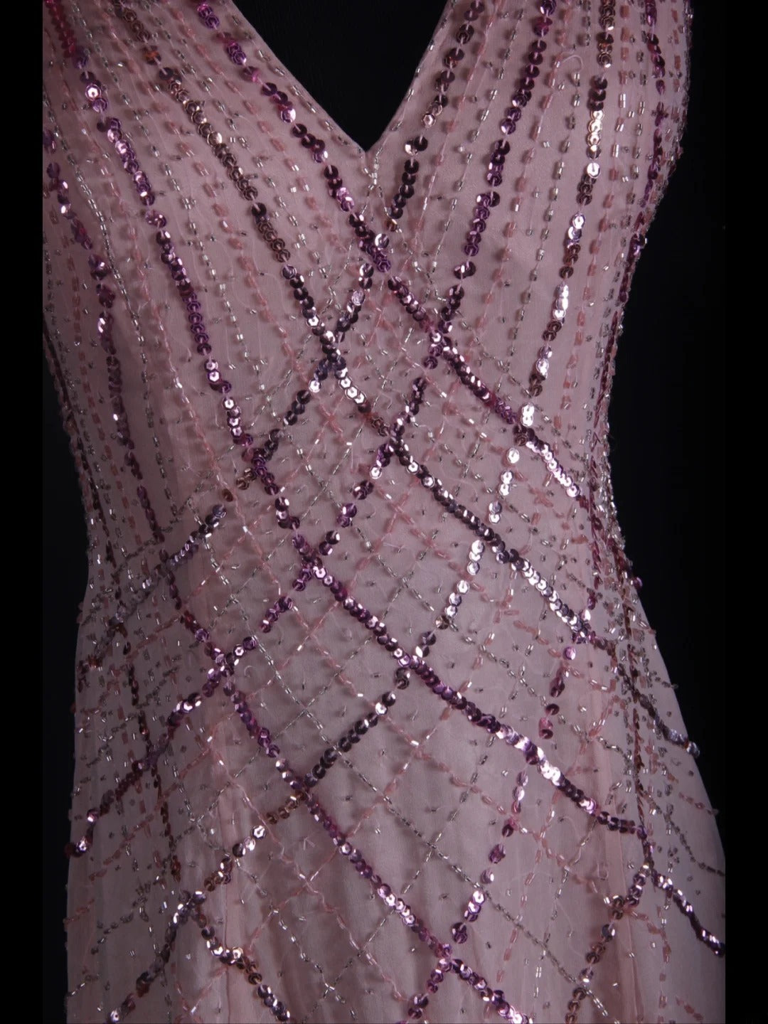 Robe de bal longue rétro années 60, coupe trapèze, col en V, en mousseline rose poudré ornée de perles. Inspiration pour une tenue de 22e anniversaire. Robe de soirée AS362