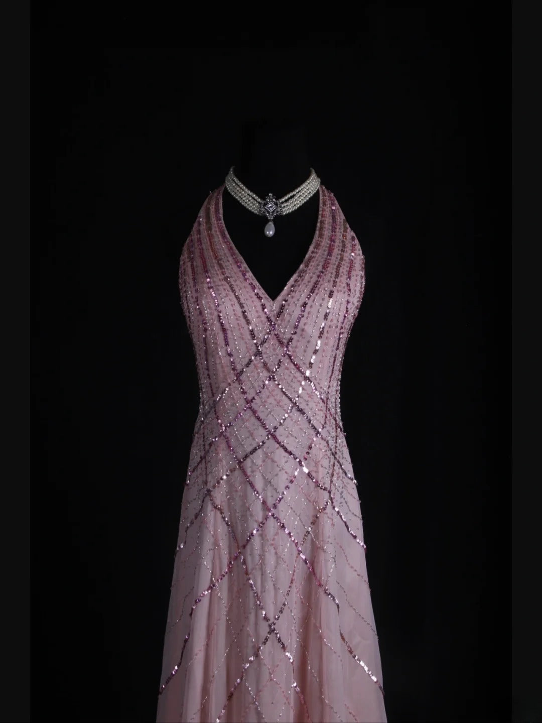 Robe de bal longue rétro années 60, coupe trapèze, col en V, en mousseline rose poudré ornée de perles. Inspiration pour une tenue de 22e anniversaire. Robe de soirée AS362