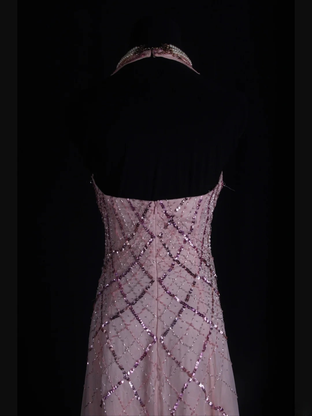 Robe de bal longue rétro années 60, coupe trapèze, col en V, en mousseline rose poudré ornée de perles. Inspiration pour une tenue de 22e anniversaire. Robe de soirée AS362