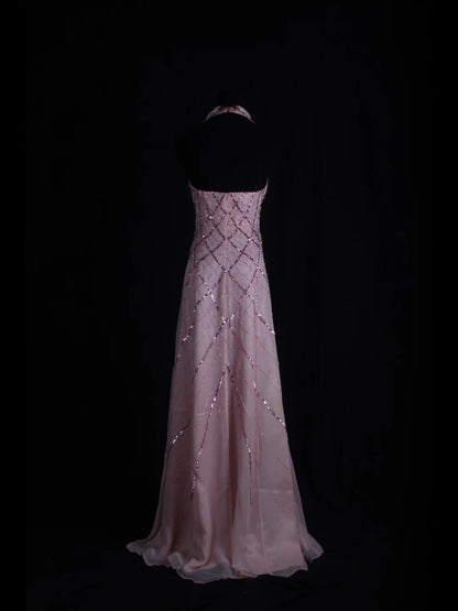 Robe de bal longue rétro années 60, coupe trapèze, col en V, en mousseline rose poudré ornée de perles. Inspiration pour une tenue de 22e anniversaire. Robe de soirée AS362
