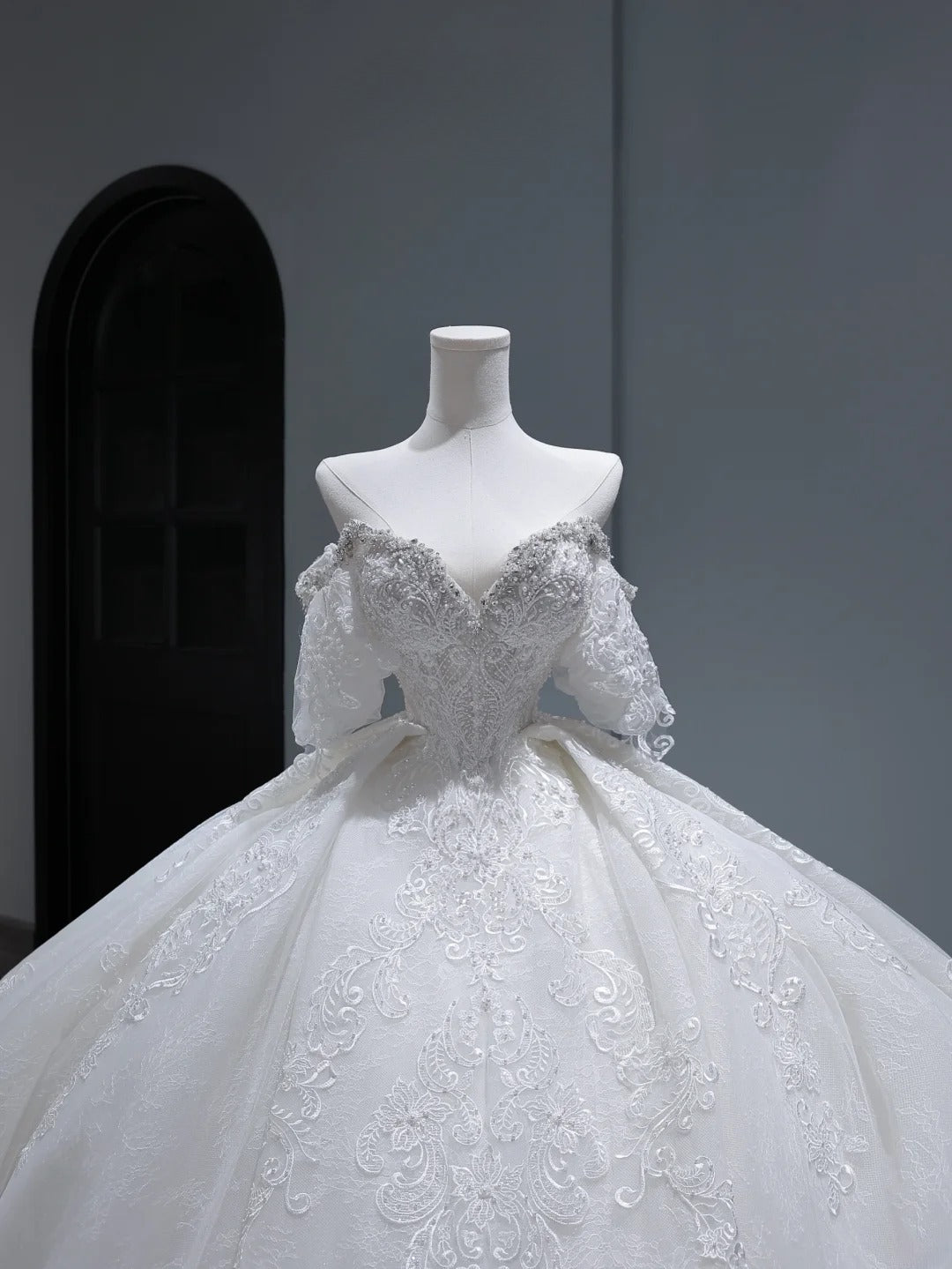 Robe de mariée longue vintage style princesse, épaules dénudées, manches plissées, appliques et traîne, blanche, AS367