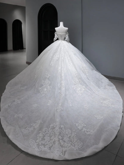 Robe de mariée longue vintage style princesse, épaules dénudées, manches plissées, appliques et traîne, blanche, AS367