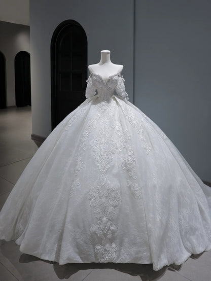 Robe de mariée longue vintage style princesse, épaules dénudées, manches plissées, appliques et traîne, blanche, AS367